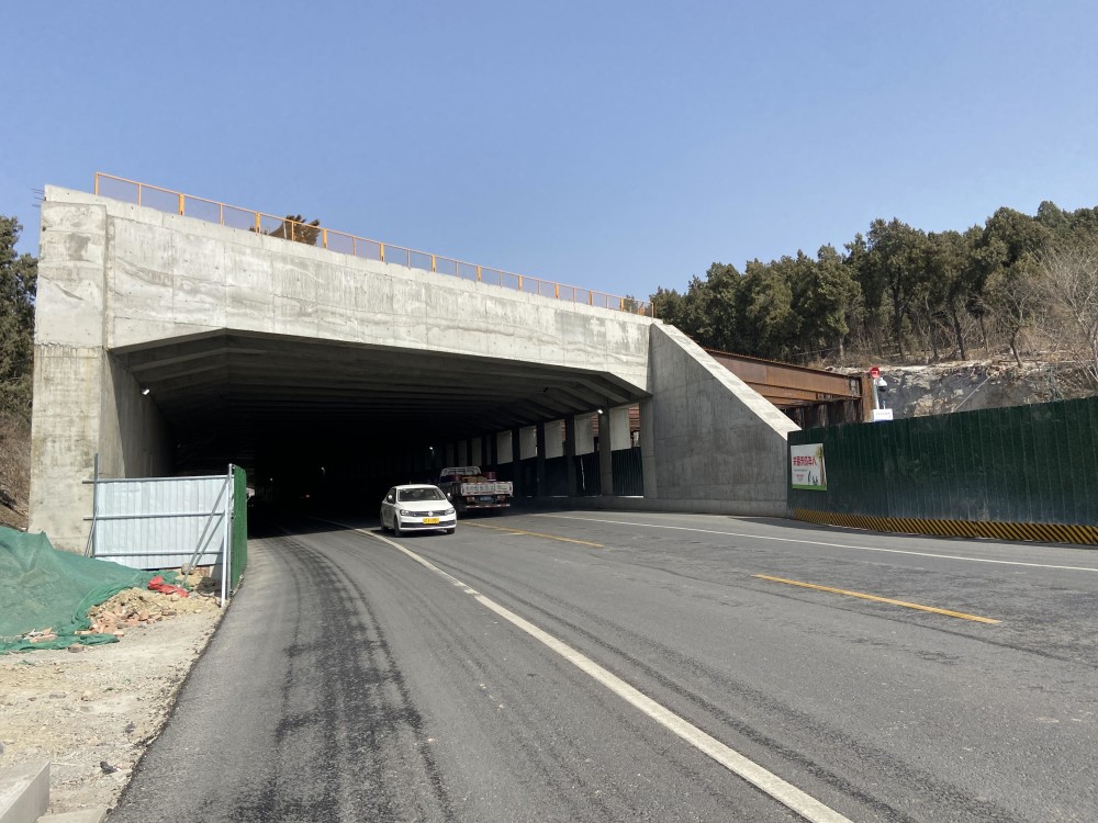 站以北,由北向南擬合現狀道路中線,過九里山現狀路塹後與沈孟大道交叉