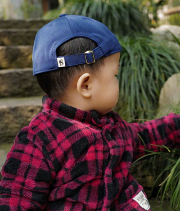 朱丹素颜和儿子游泳肉脸圆嘟嘟紧贴着妈妈五官脸蛋酷似周一围