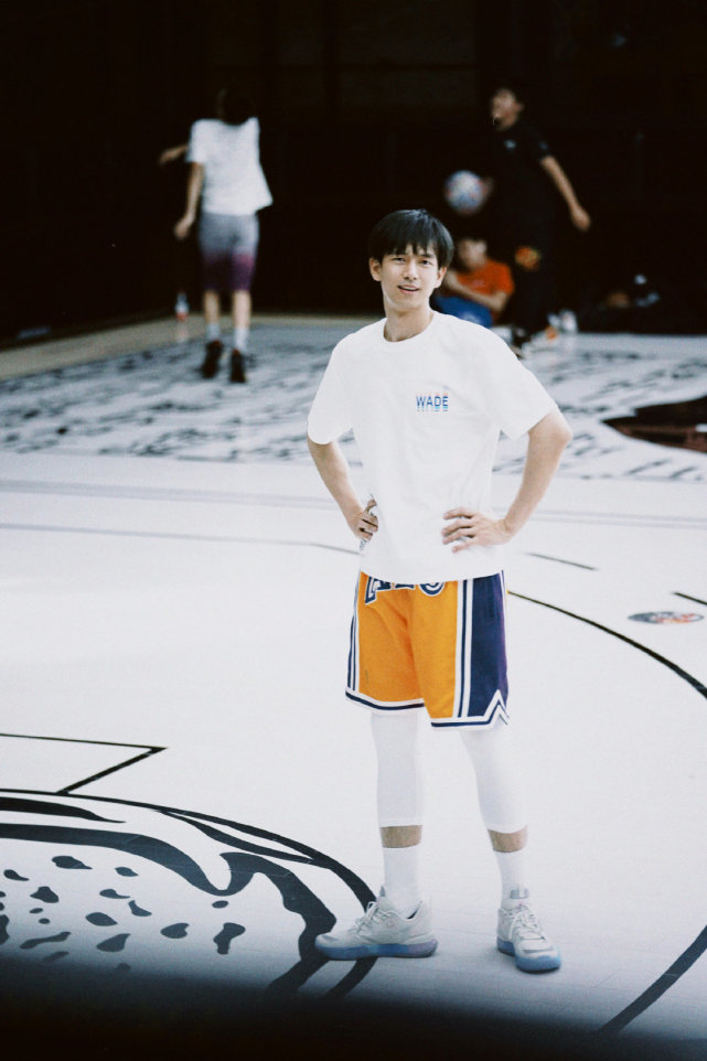 震惊李现素颜篮球照犹如十八三十岁达到颜值巅峰暴打众多明星