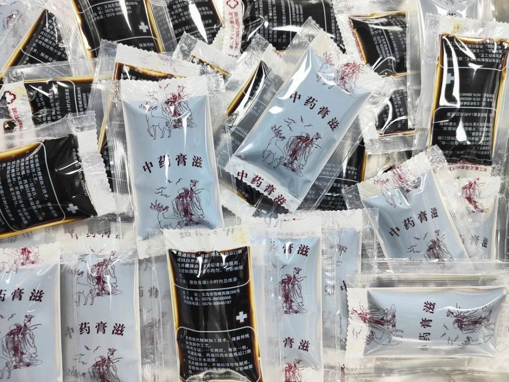 另外,根据儿童不同体质,义乌市中医医院还增加了小儿推拿,小儿膏方等