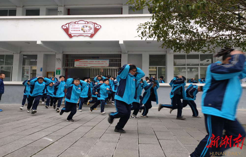 龙山三中举行防震紧急疏散演练为新学期保驾护航