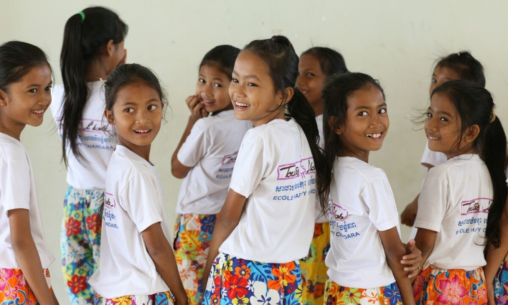 在柬埔寨家庭富裕的学生,上午上一个学校,下午上另一个学校,毕业后