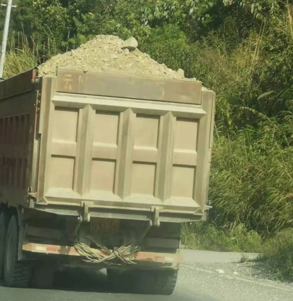 2月28日下午,芒市公安局交警大队接到反映云n53***号重型自卸货车在g