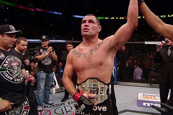 前ufc冠军被指控谋杀未遂,疑为14岁女儿报仇!