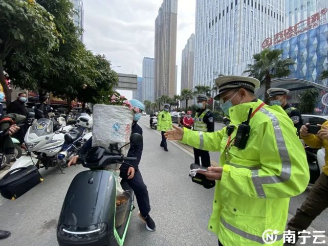 骑车刷手机,遮挡视线,不戴头盔……南宁交警即日起严查!_腾讯新闻