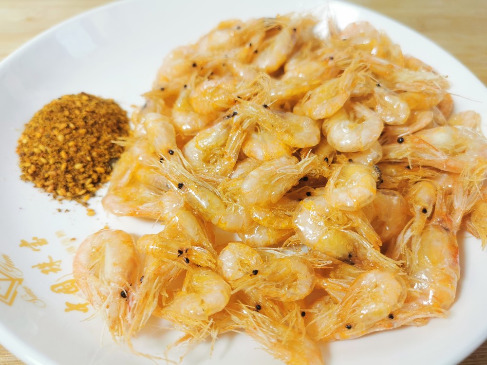 炸河虾时,不要直接下锅,要多加这两步"裹淀粉"和"腌制"才是关键.