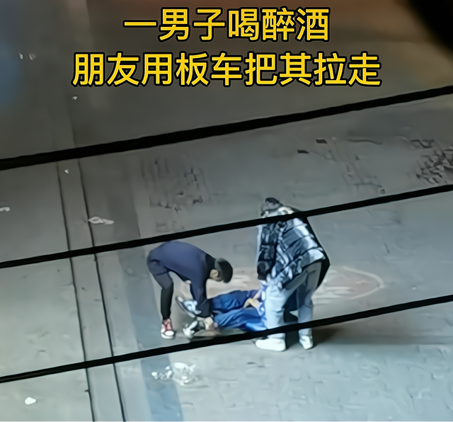 男生醉酒後不省人事,2個朋友用板車將其拉走,網友