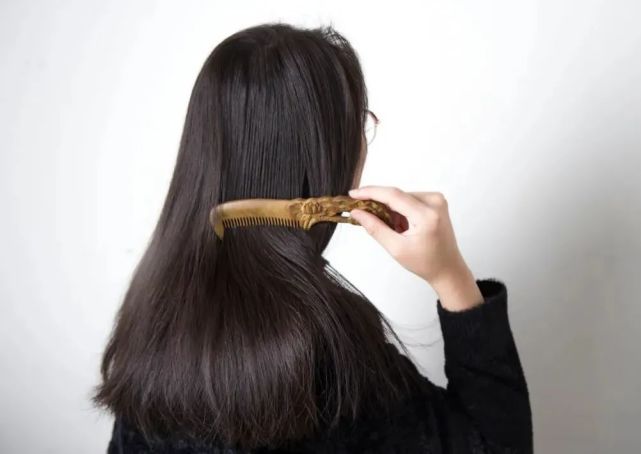 一把青木梳,藏情思,揽祝愿,伴你岁岁与年年
