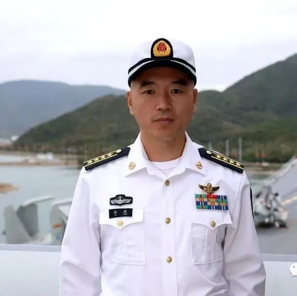 山东舰副舰长徐英从舰载机飞行员到航母指挥员