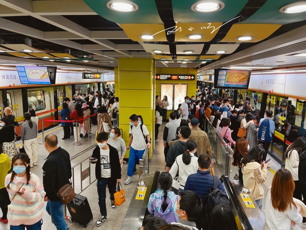 实拍广州体育西路地铁站因拥挤而举世闻名好多游客来打卡