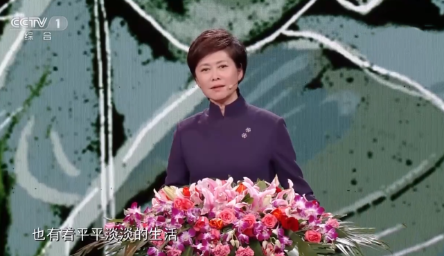 敬一丹重返央视感动中国气质保养到位看不出真实年龄