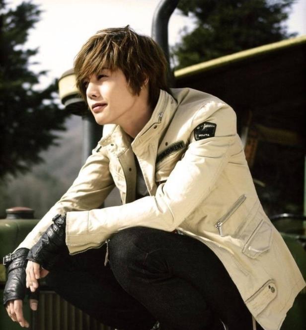 因此《所谓幸福》这首歌曲也被认为是尹智厚的主打歌.