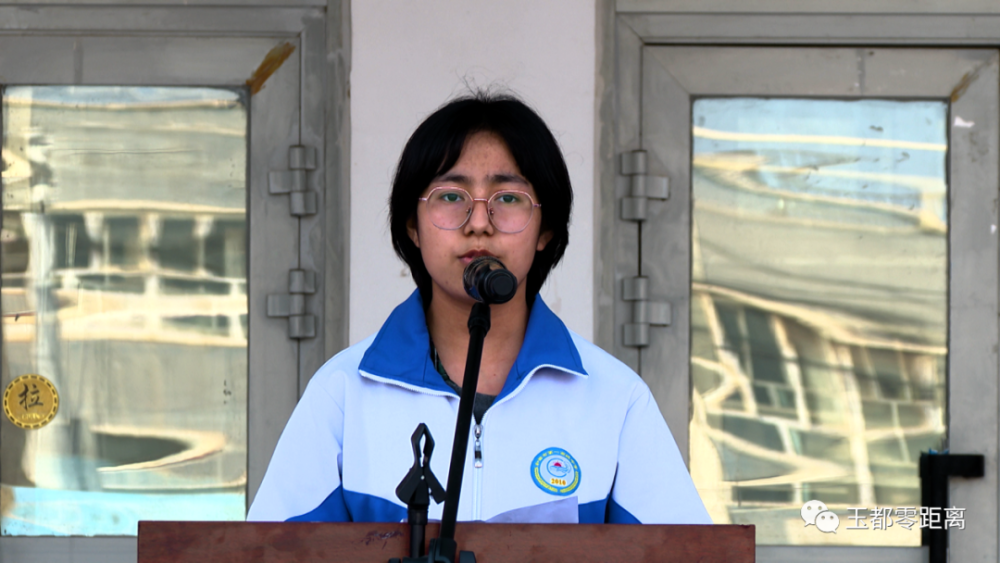 和田市第一高级中学高三19班学生代表高考学子做深情发言.