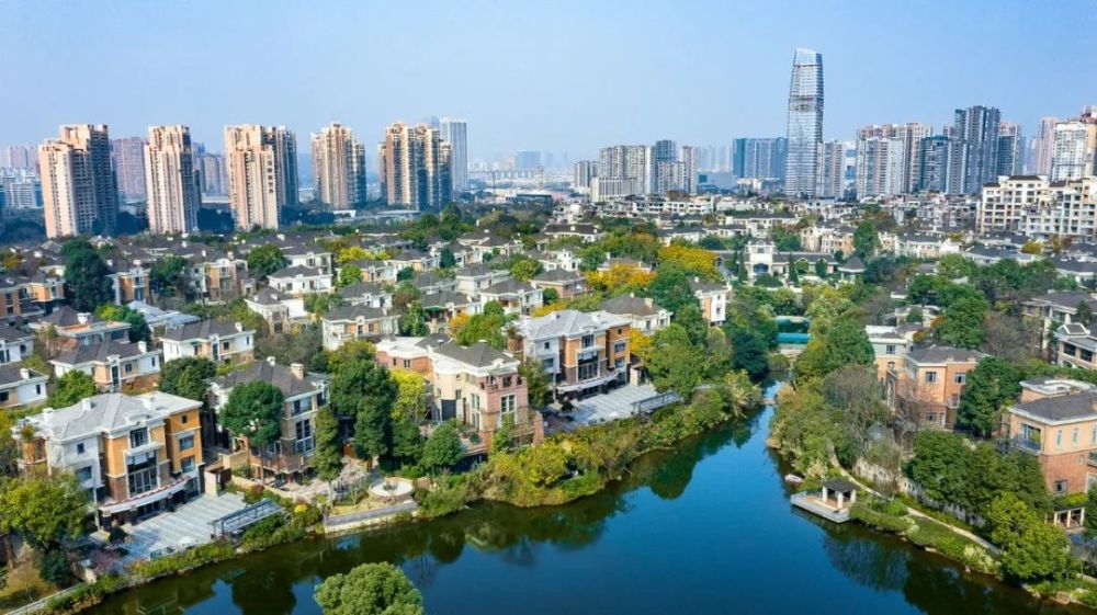 200万起买龙湖天府新区墅区洋楼