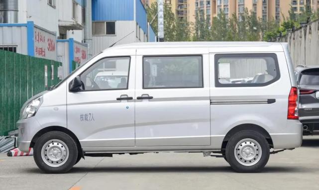 采用7座布局形式整备质量1165kg全面解读五菱荣光