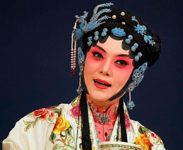 "评剧皇后"白玉霜:34岁死于子宫癌,和母亲的压榨脱不了干系_腾讯新闻