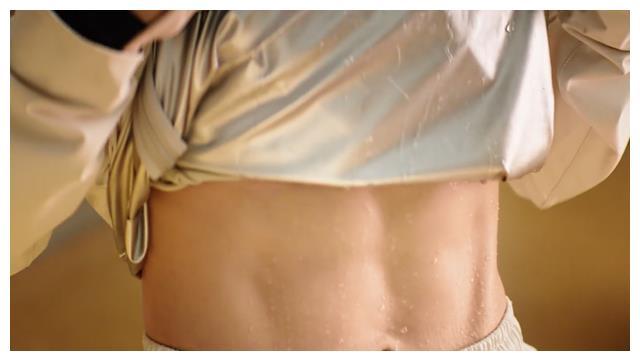 女星金晨撩开上衣晒腹肌衣服湿透汗如雨下腰部肌肉凸出明显