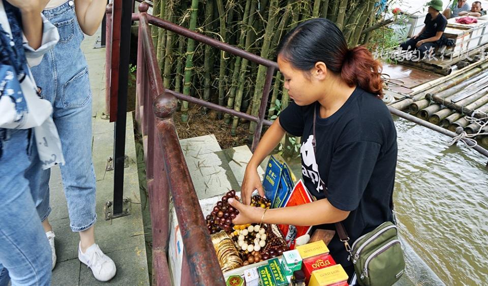 在这里不必担心听不懂越南话,中越两国一衣带水,仅相隔一条归春河