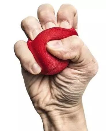 方法:将洗碗海绵完全浸湿,单手用力挤压后,放在纸巾上,看纸巾的浸湿