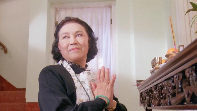 特别是在电视剧《溏心风暴2》中饰演的甘老太太.