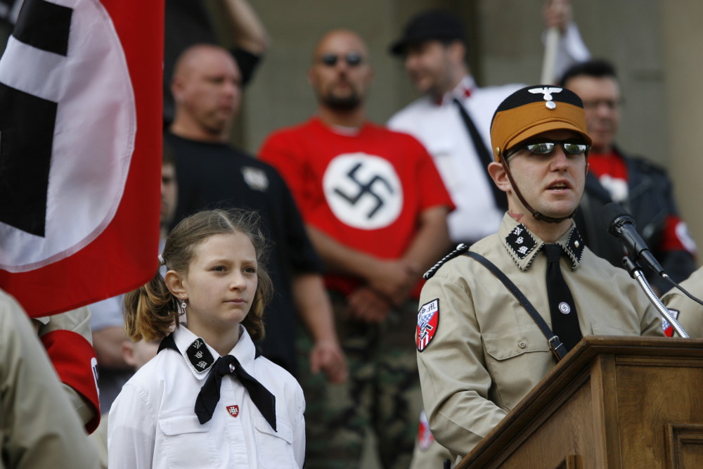 纳粹在他们的符号系统中采用了这种符文,使其成为白人至上主义者最