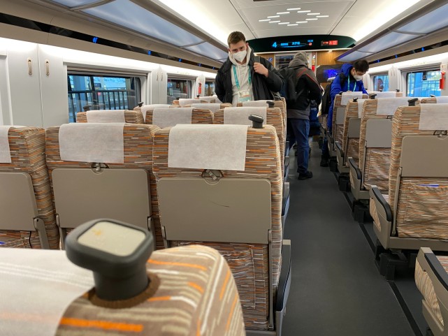 记者体验京张高铁无障碍设施:关怀从车门处开始_腾讯网