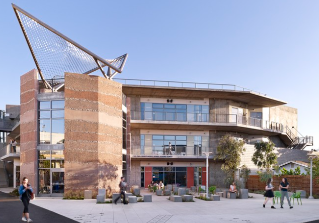 位于加利福尼亚州圣莫尼卡的十字路艺术与科学高中为 1,200 多名 k