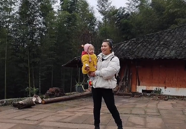 洪霞妹儿:富家女为爱嫁到农村三年生三胎,公婆:能生多生!