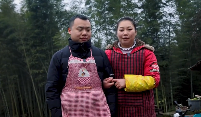 洪霞妹儿:富家女为爱嫁到农村三年生三胎,公婆:能生多生!