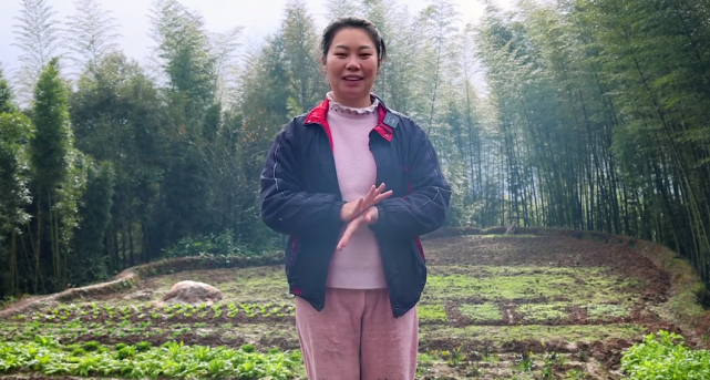 洪霞妹儿富家女为爱嫁到农村三年生三胎公婆能生多生
