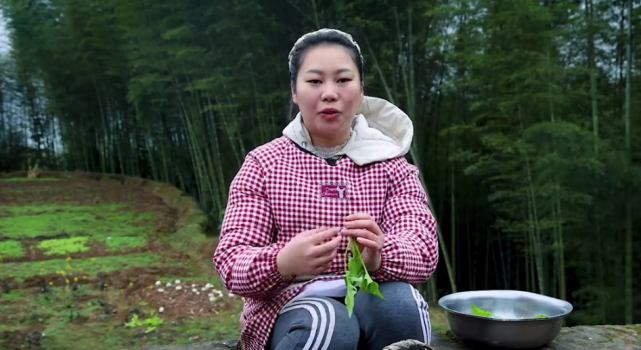 洪霞妹兒富家女為愛嫁到農村三年生三胎公婆能生多生