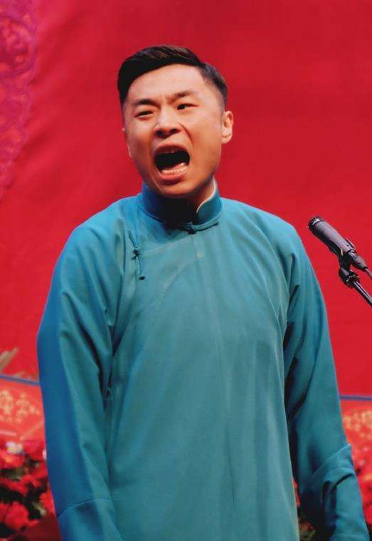 而就在前几天,在德云社六队的一次演出中,张九南说要唱歌,台下观众喊