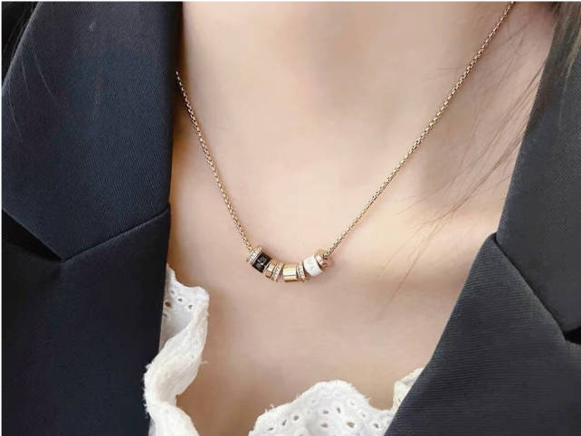 轻奢小众风,阿玛尼小蛮腰项链,赶紧送一条给女神吧_腾讯新闻