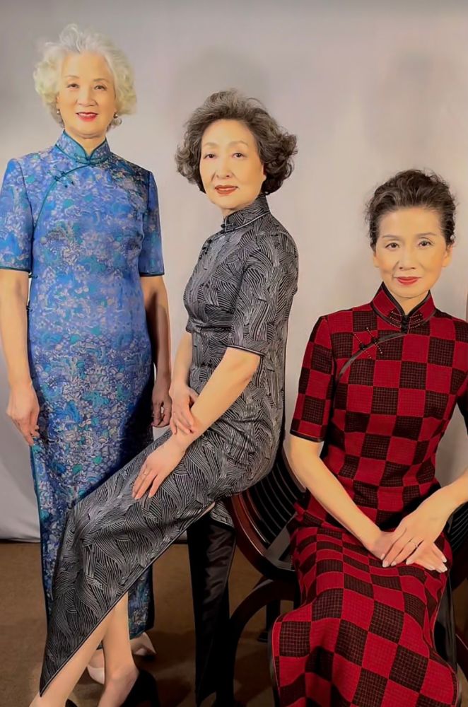 这是我见过最优雅的北京奶奶:76岁穿旗袍优雅端庄,不做作有气质_腾讯