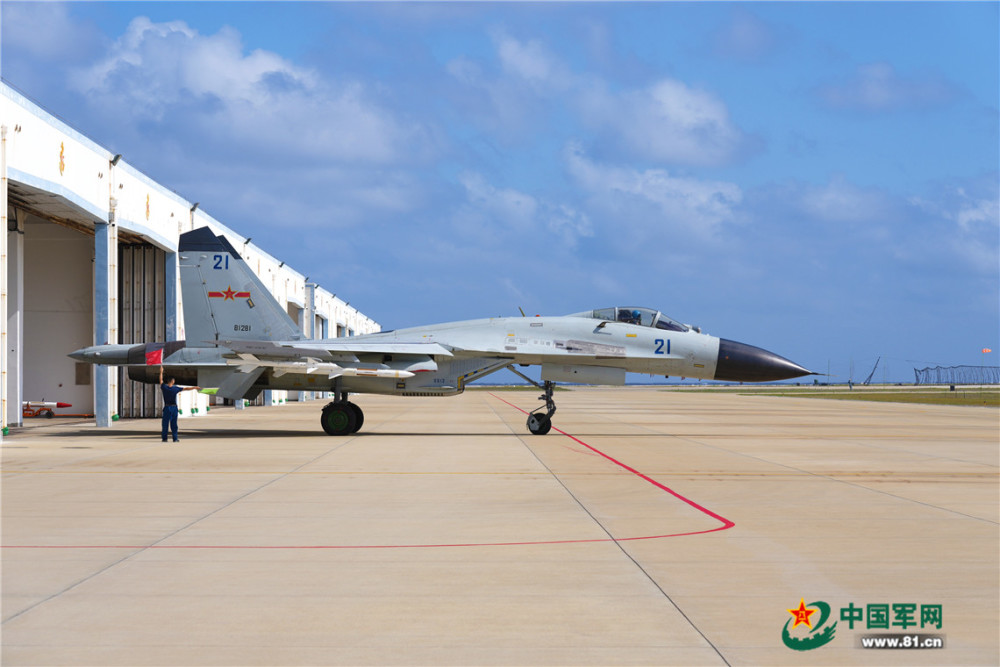 海天砺翅淬锋芒海军航空兵某旅开展岛礁机场跨昼夜飞行训练