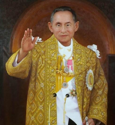 两代泰王择偶观普密蓬只爱诗丽吉王后玛哈娶5任妻子后宫混乱