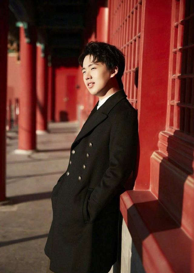 郭麒麟疑似恋情曝光当街与女子亲吻网友终于拱白菜了