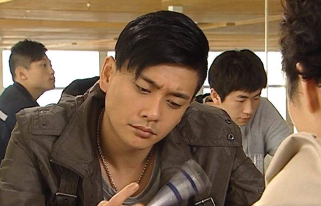 读心神探黄宗泽饰演的何礼贤看似痞帅不靠谱实际上痴情得很