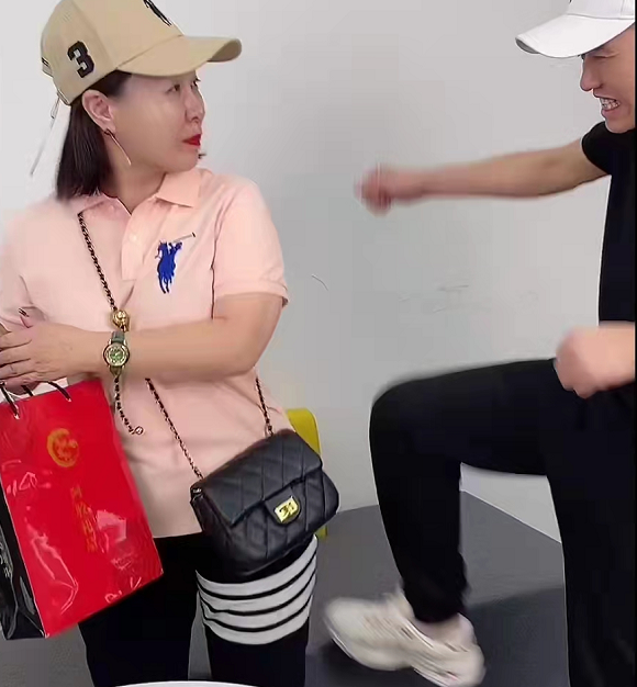 视频中,关小平老婆李