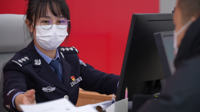 致敬了不起的她丨花香四溢的外事警花