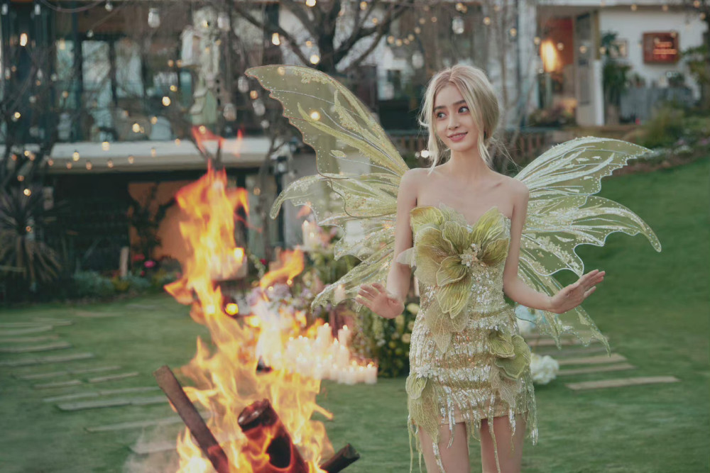 baby精灵装彻底封神穿礼服尽显女主范大秀身材美貌丝毫不输巅峰