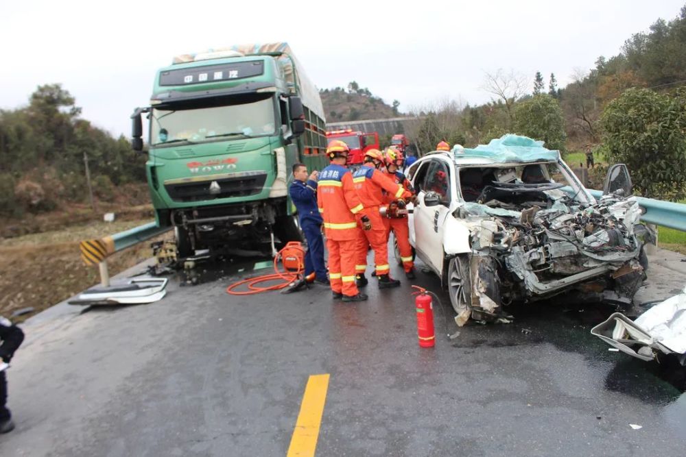 发生一起轿车迎面撞向大货车,造成3人当场死亡,1人受伤的道路交通事故