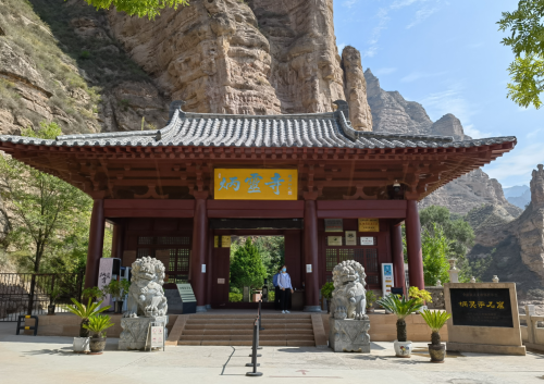 炳灵寺石窟由上寺,下寺,洞沟等部分组成,以下寺最为壮观.