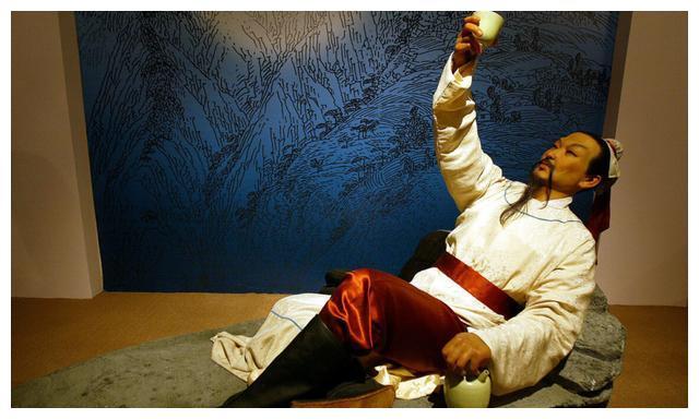 在古代的时候,酒是文人雅士的"专享",比如,李白,苏轼,杜甫等都酷爱