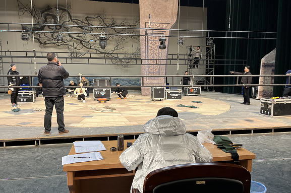 戏剧院团里从事幕后工作的"装台人"的故事,将之搬上舞台再合适不过了