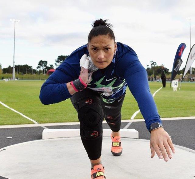 2金1银1铜新西兰女子铅球名将亚当斯退役和巩立姣惺惺相惜