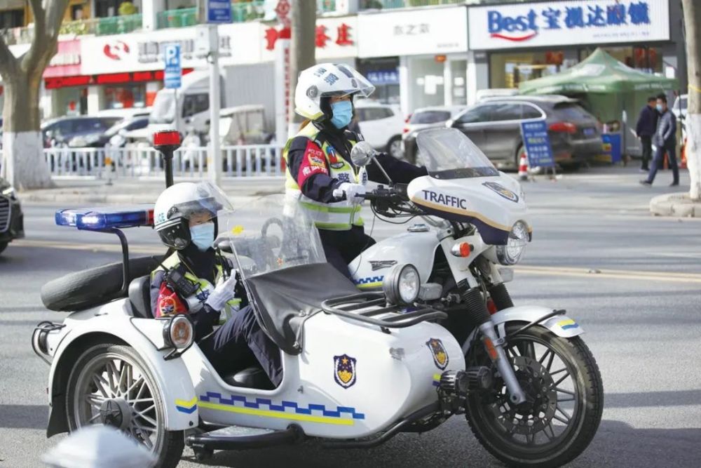 骑着警用三轮摩托车,拿着喊话器沿人民路,中州路,七一路开始了下午的