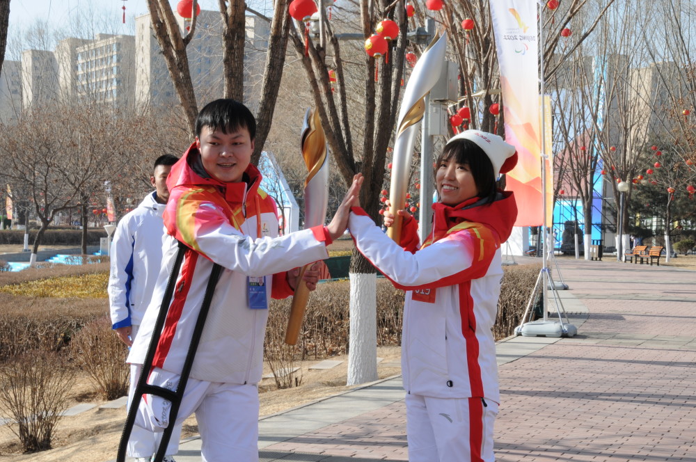 新华社记者 任丽颖 摄3月3日,火炬手丁玉坤在传递火炬.