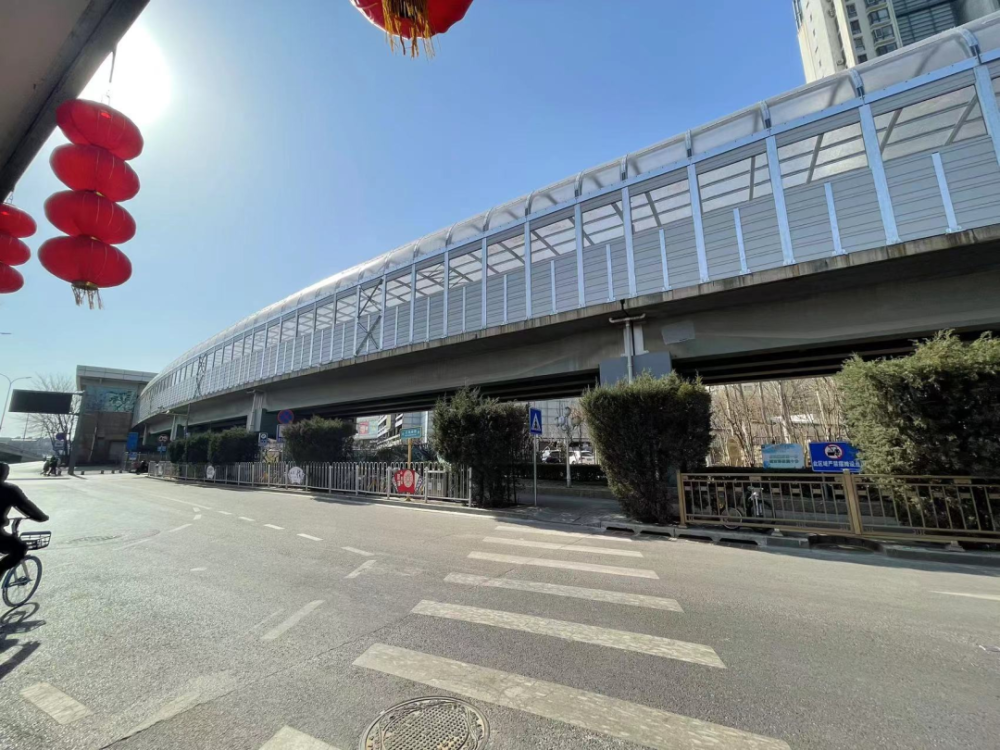 除此之外,通州北苑站到果園站區間,由於103國道與玉帶河西街在此緊密