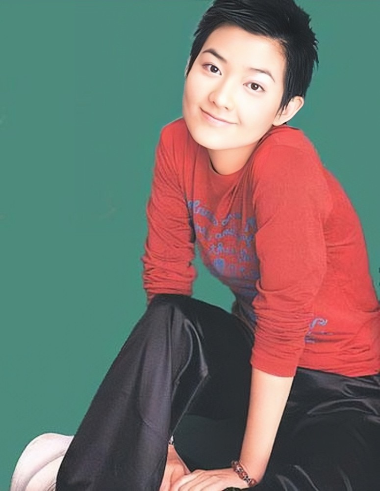 小魔女范晓萱为何剃寸头打舌环还不惜为前男友摘子宫现如今的她怎么样